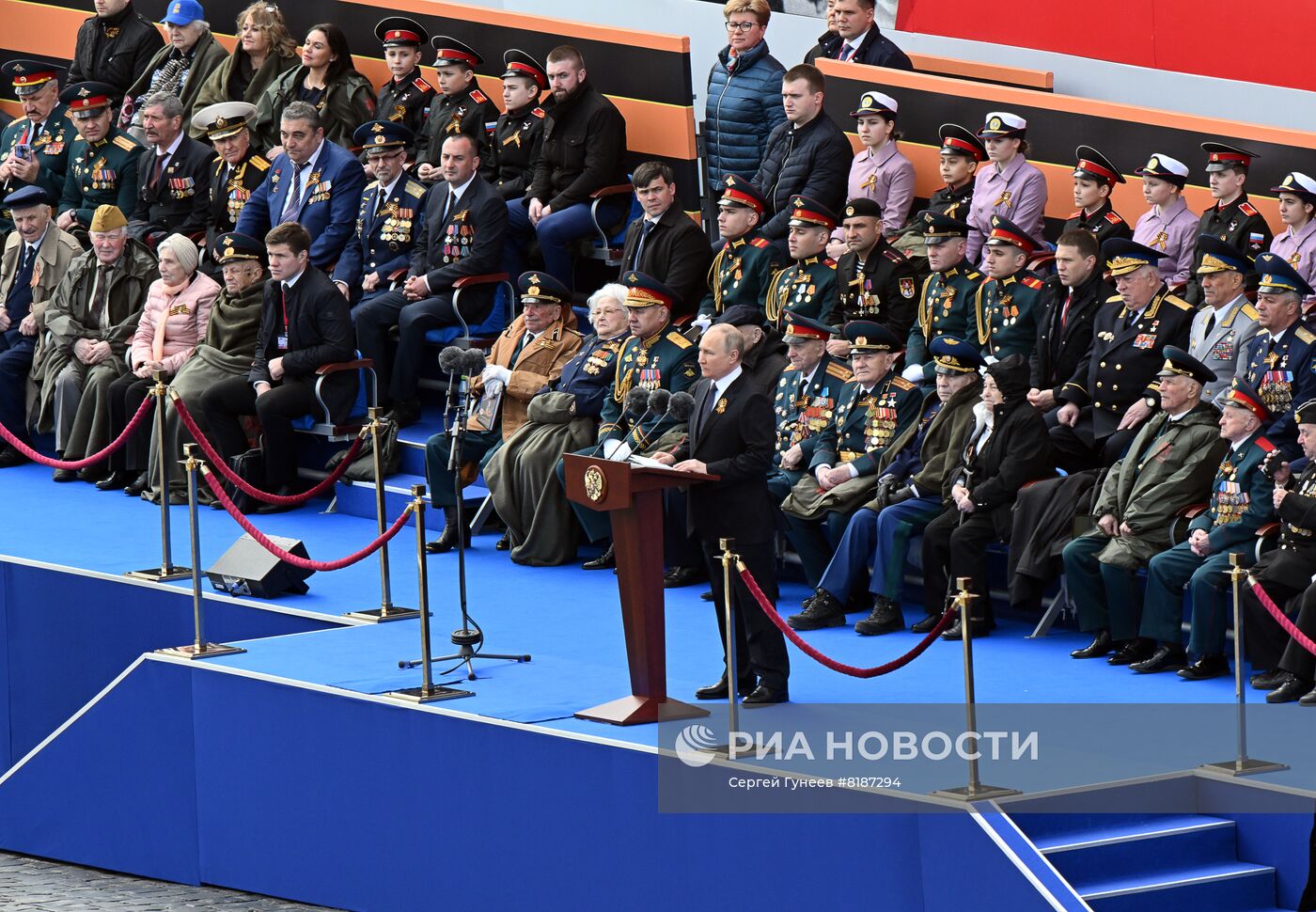 Президент РФ В. Путин на военном параде в честь 77-й годовщины Победы в ВОВ