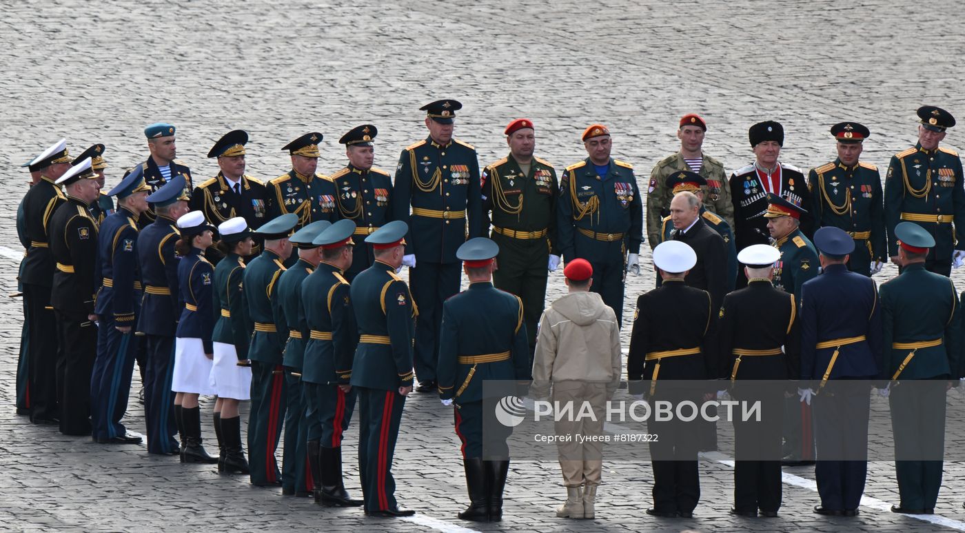 Президент РФ В. Путин на военном параде в честь 77-й годовщины Победы в ВОВ