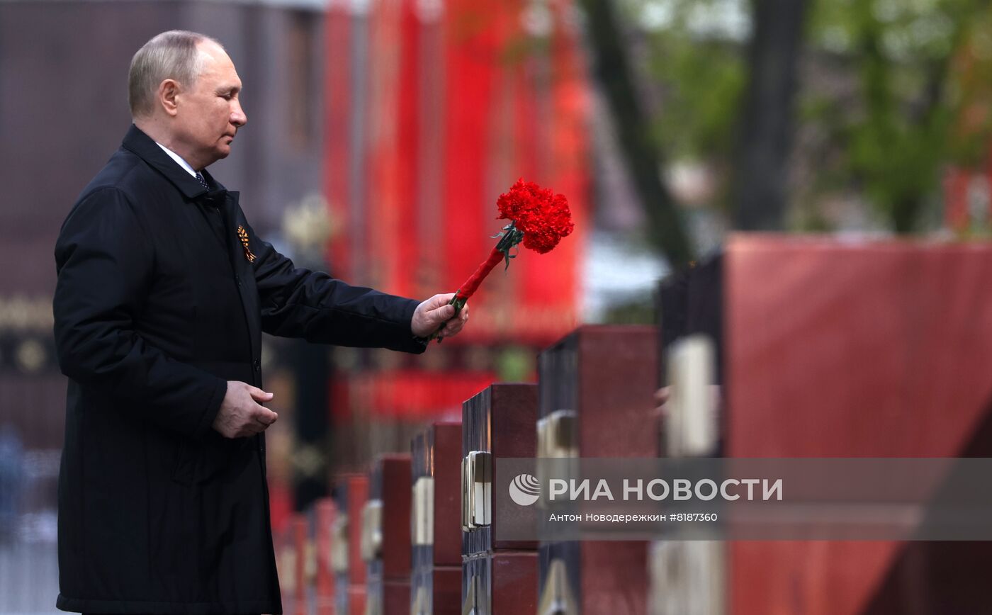 Возложение венка и цветов к Могиле Неизвестного Солдата у Кремлёвской стены