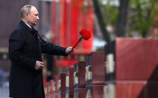 Возложение венка и цветов к Могиле Неизвестного Солдата у Кремлёвской стены