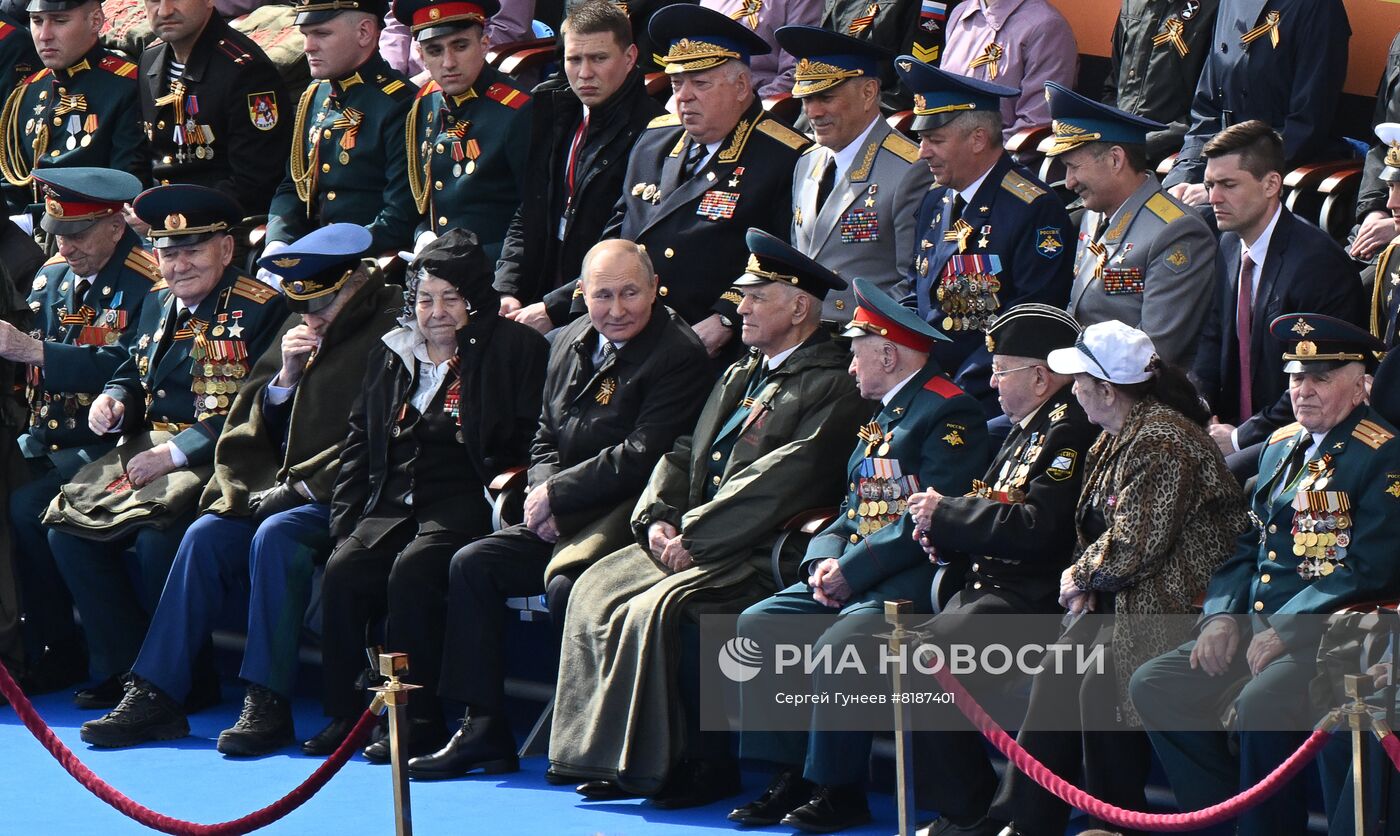 Президент РФ В. Путин на военном параде в честь 77-й годовщины Победы в ВОВ