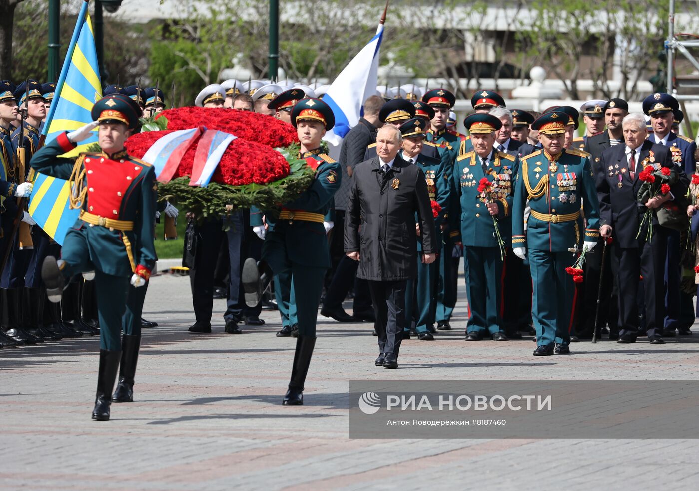 Возложение венка и цветов к Могиле Неизвестного Солдата у Кремлёвской стены