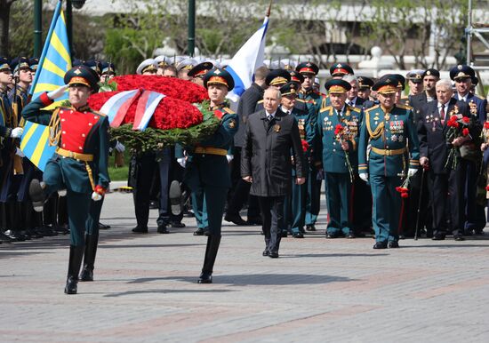 Возложение венка и цветов к Могиле Неизвестного Солдата у Кремлёвской стены