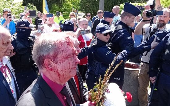 Посла России в Польше облили красной краской на кладбище советских воинов