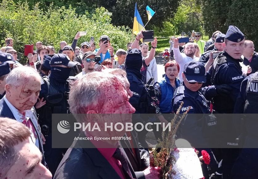 Посла России в Польше облили красной краской на кладбище советских воинов