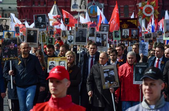 Президент РФ В. Путин принял участие в шествии "Бессмертный полк"