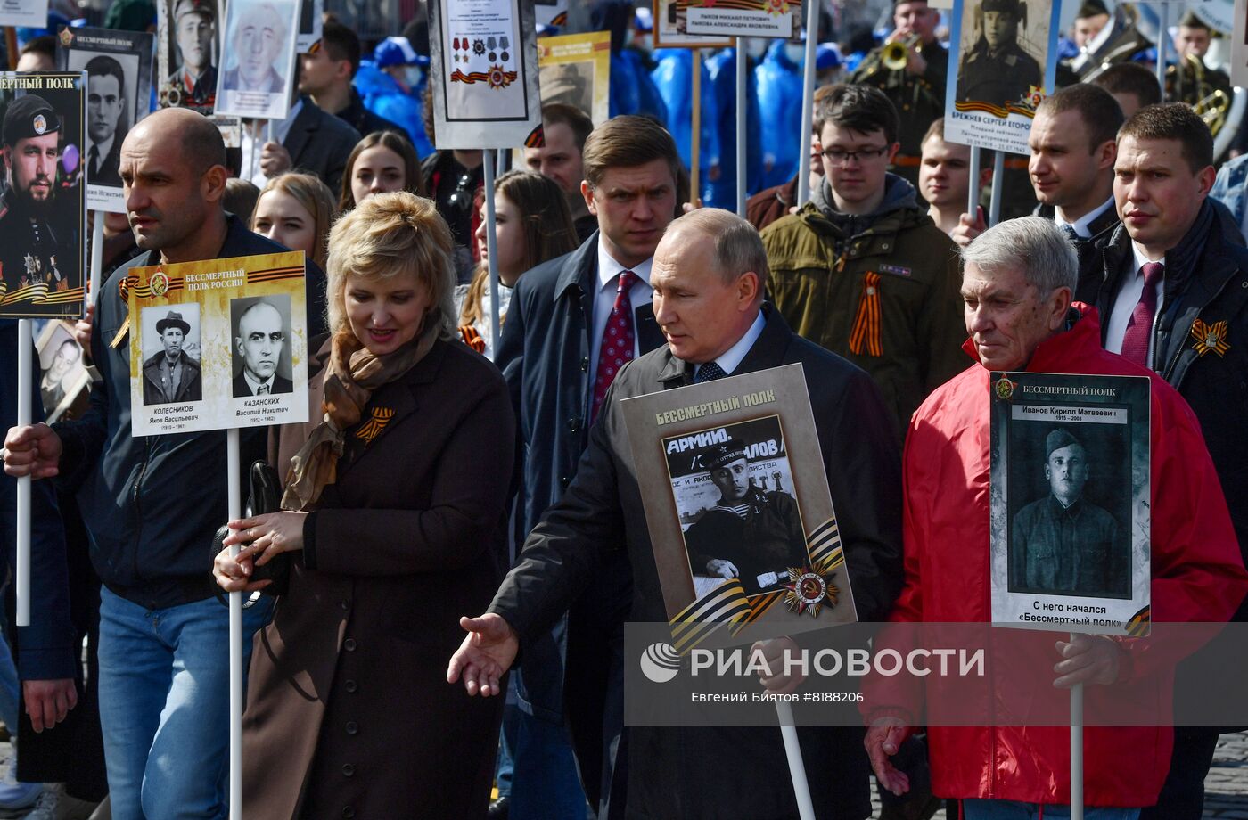 Президент РФ В. Путин принял участие в шествии "Бессмертный полк"