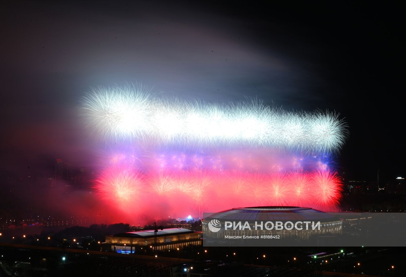 Праздничный салют в честь Дня Победы в Москве