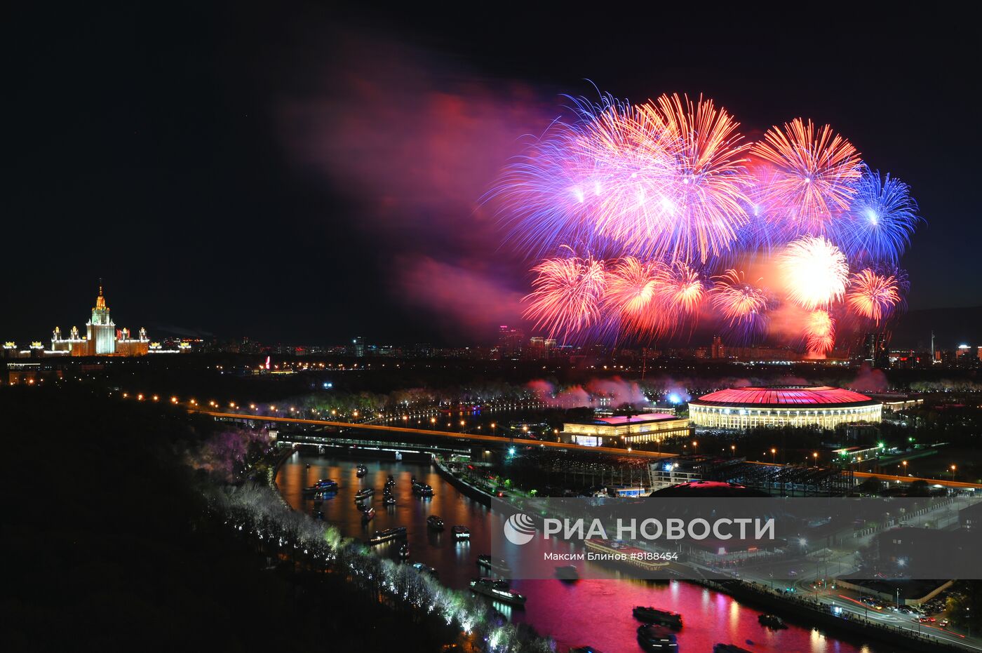 Праздничный салют в честь Дня Победы в Москве