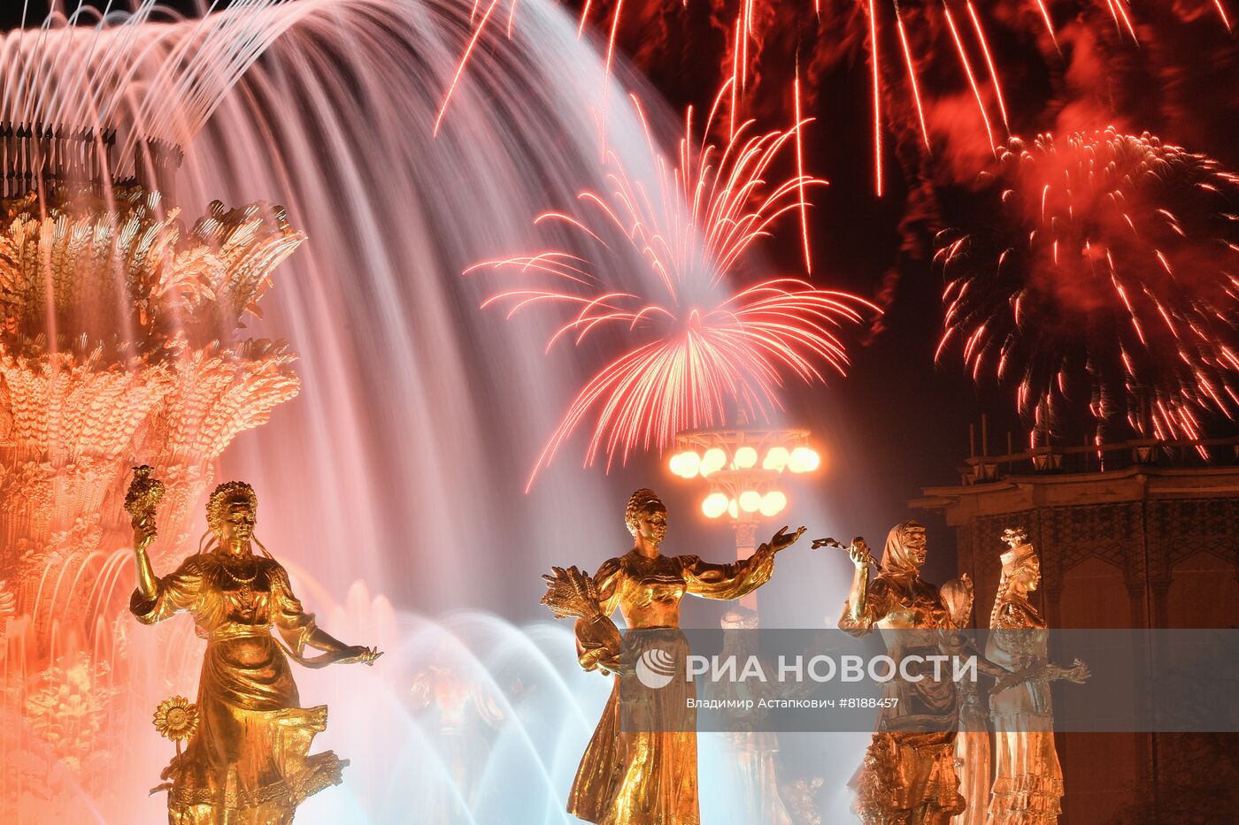 Праздничный салют в честь Дня Победы  в Москве