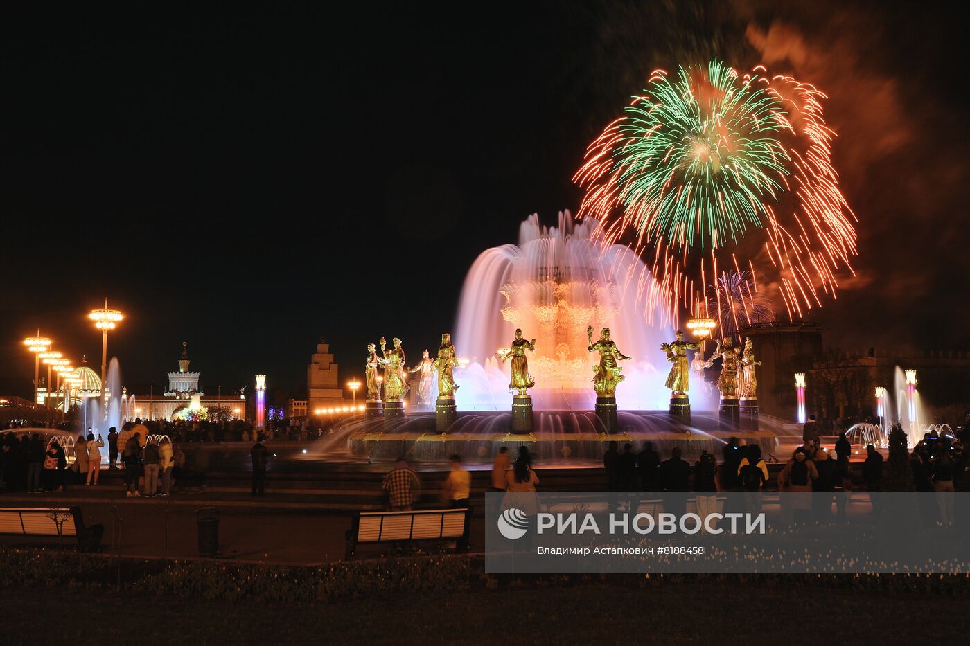 Праздничный салют в честь Дня Победы  в Москве