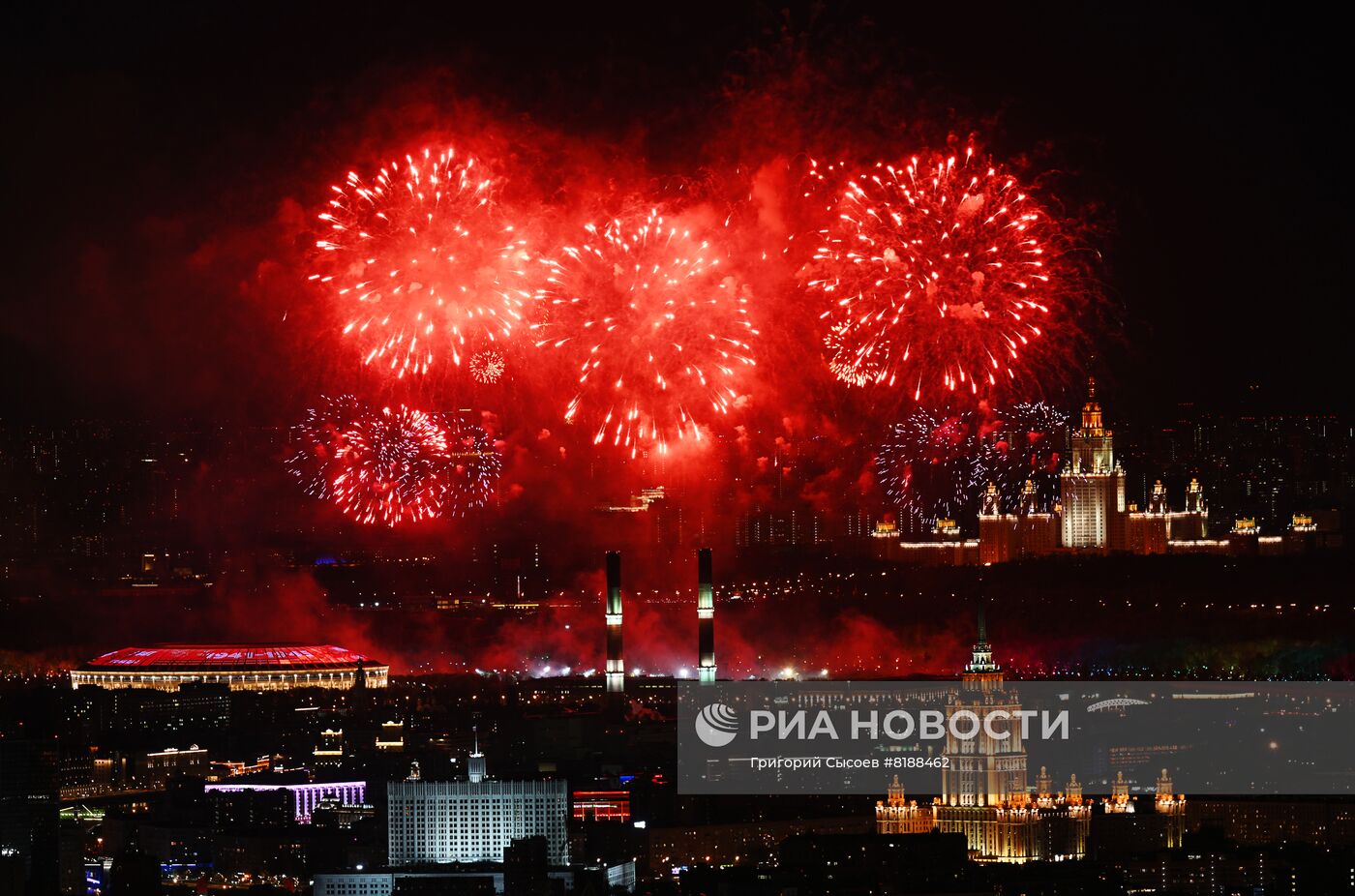 Праздничный салют в Москве в честь Дня Победы 