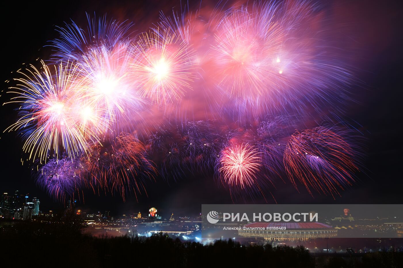 Праздничный салют в честь Дня Победы в Москве