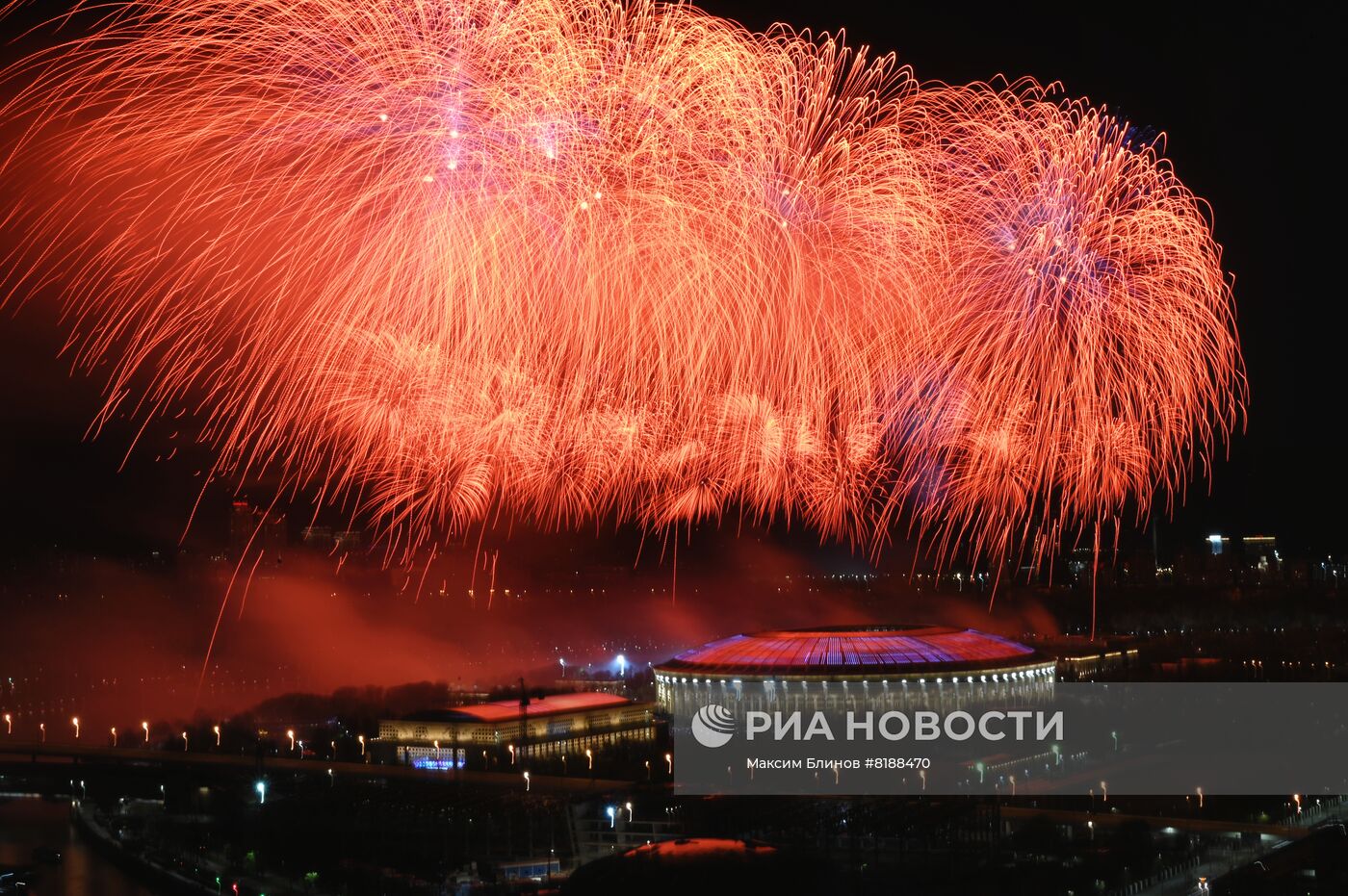 Праздничный салют в честь Дня Победы  в Москве