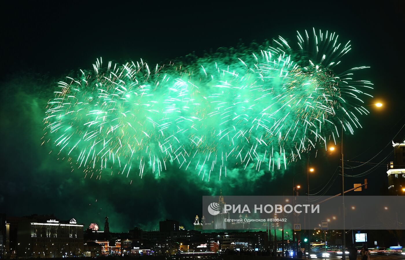 Праздничный салют в Москве в честь Дня Победы 