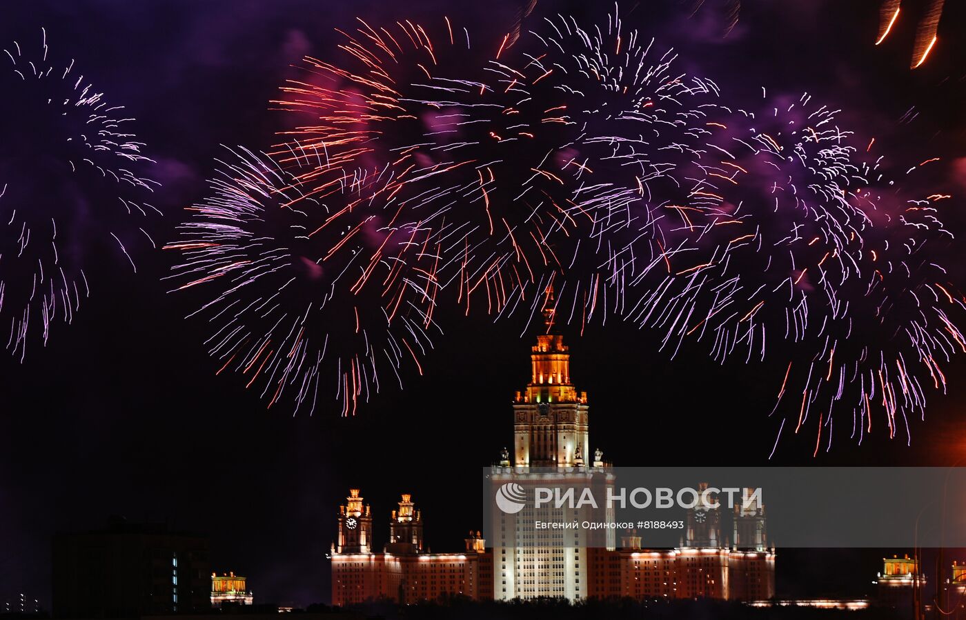 Праздничный салют в Москве в честь Дня Победы 