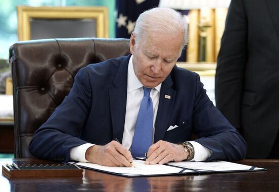 Президент США Д. Байден подписал закон о ленд-лизе для Украины