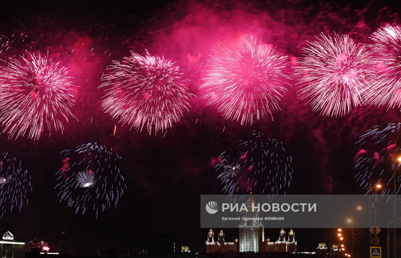 Праздничный салют в Москве в честь Дня Победы 