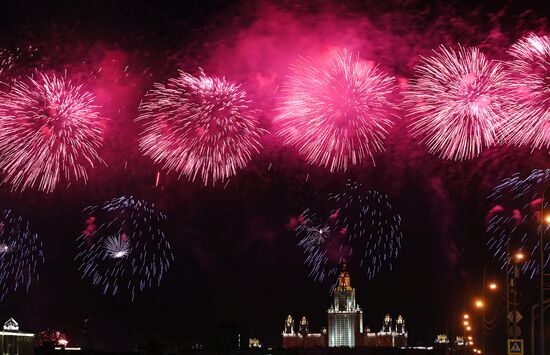 Праздничный салют в Москве в честь Дня Победы 