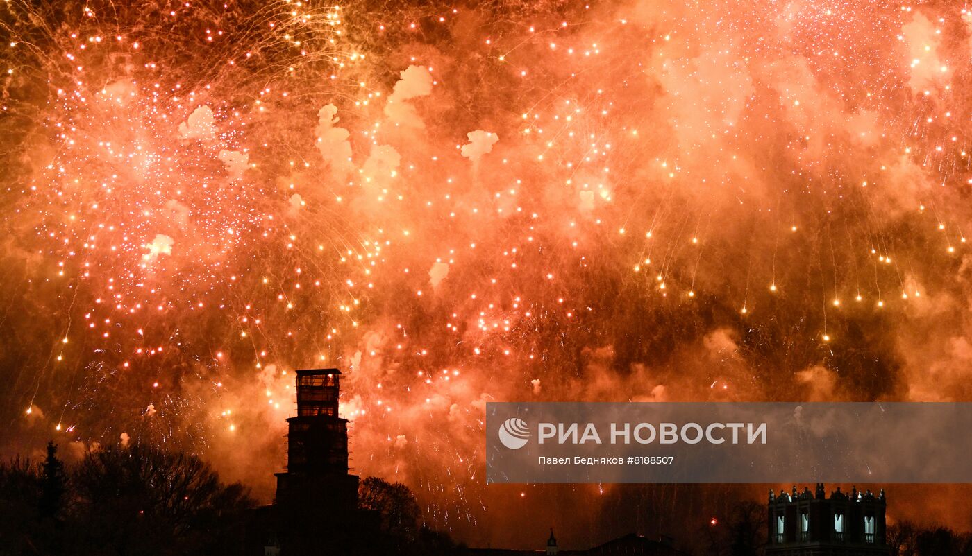 Праздничный салют в честь Дня Победы в Москве