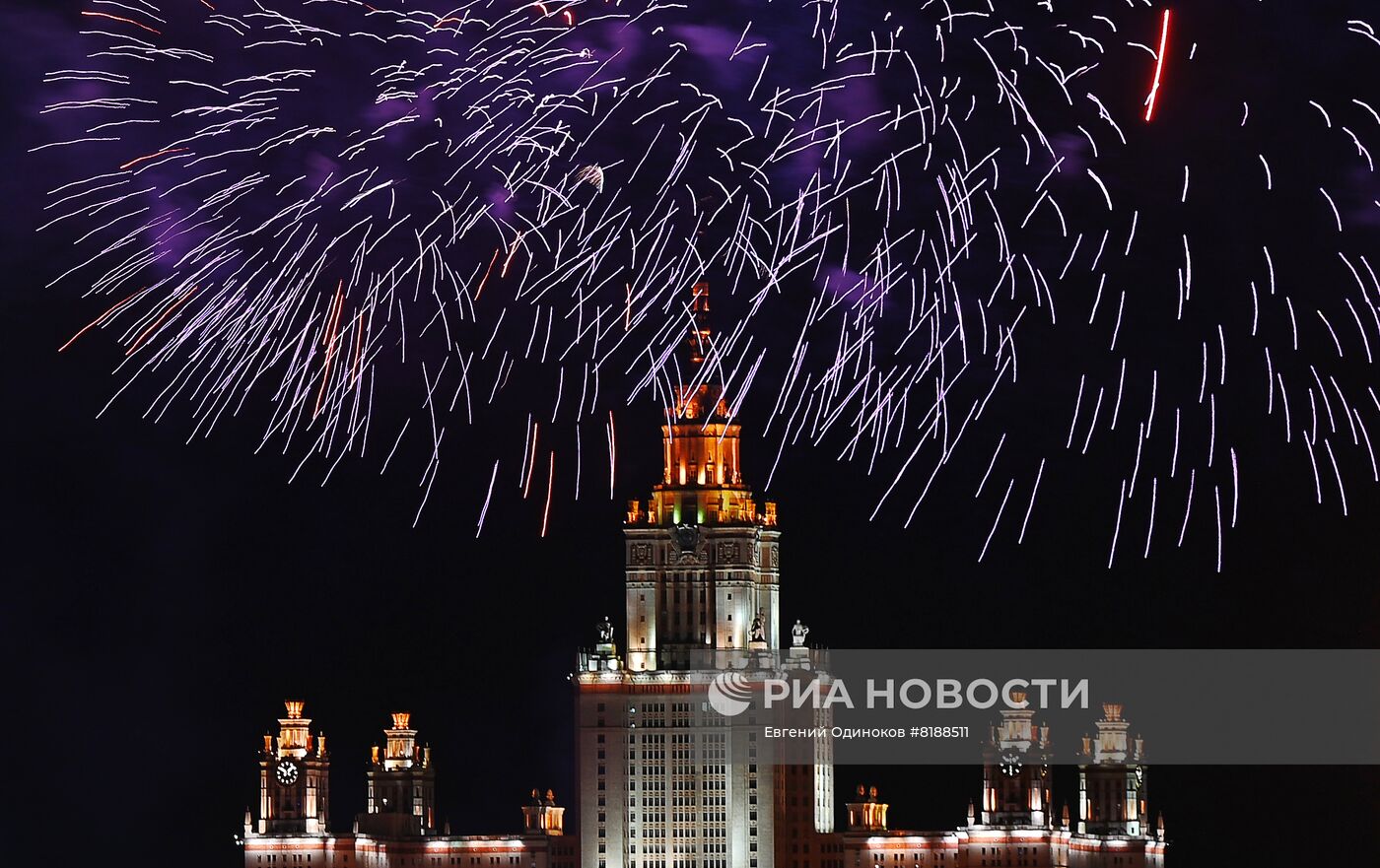 Праздничный салют в Москве в честь Дня Победы 