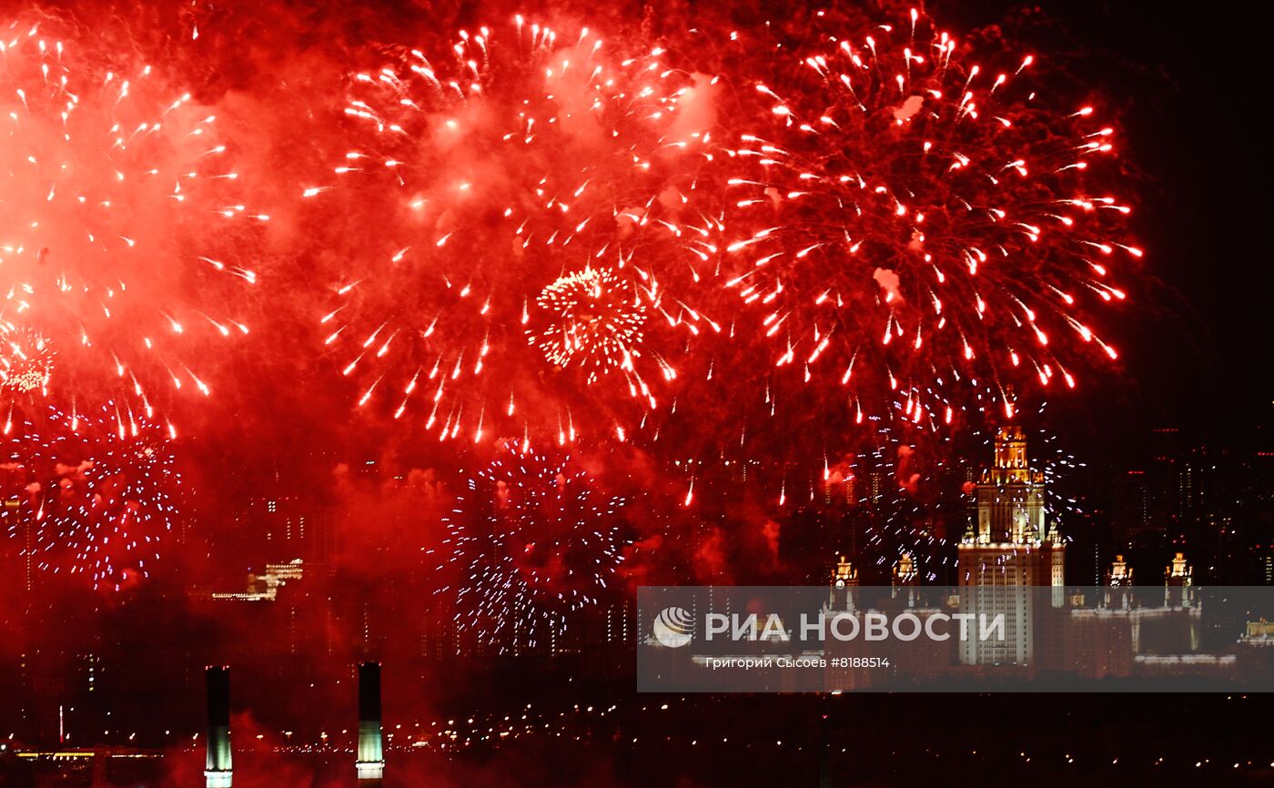 Праздничный салют в Москве в честь Дня Победы 