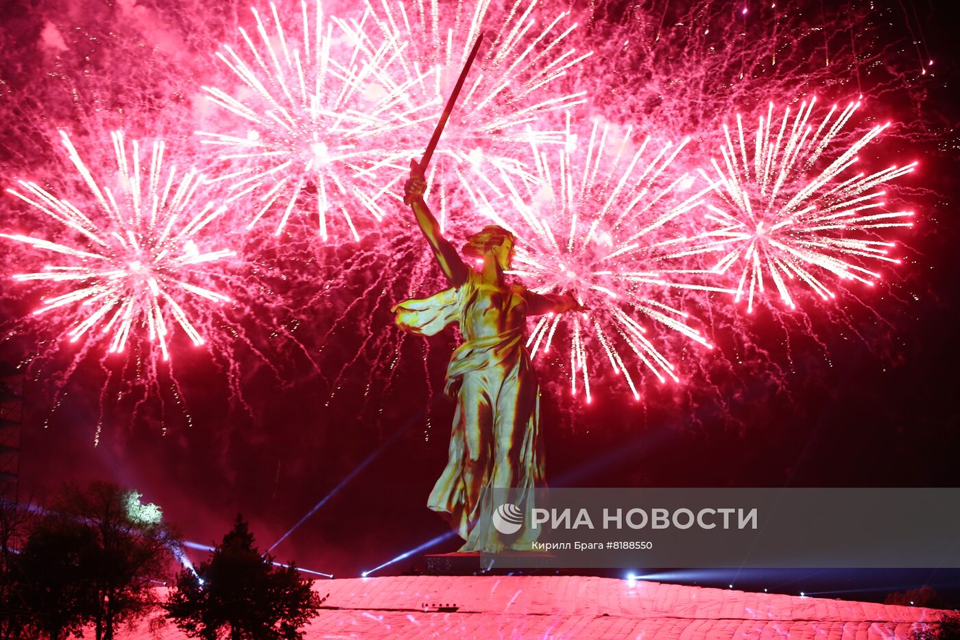 Праздничный салют в честь Дня Победы в регионах России