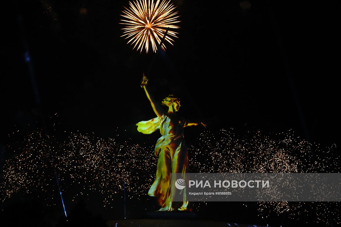 Праздничный салют в честь Дня Победы в регионах России