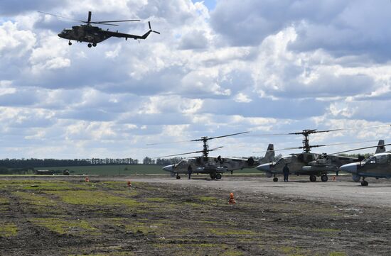 Работа полевого вертолетного аэродрома ВС РФ на Харьковском направлении