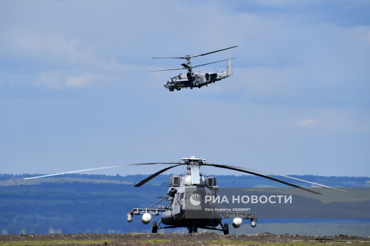 Работа полевого вертолетного аэродрома ВС РФ на Харьковском направлении