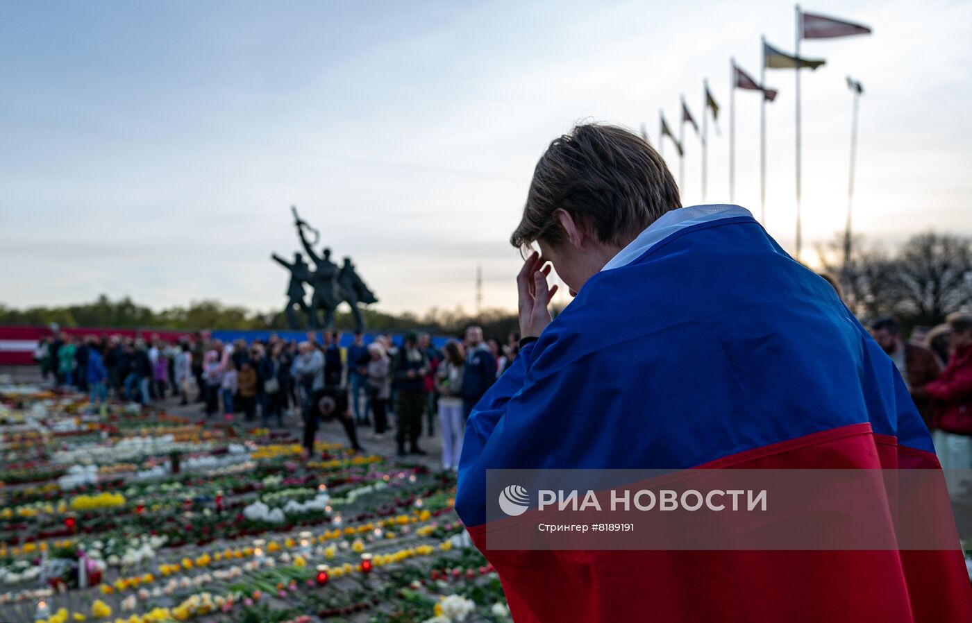 Возложение цветов к памятнику Освободителям в Риге