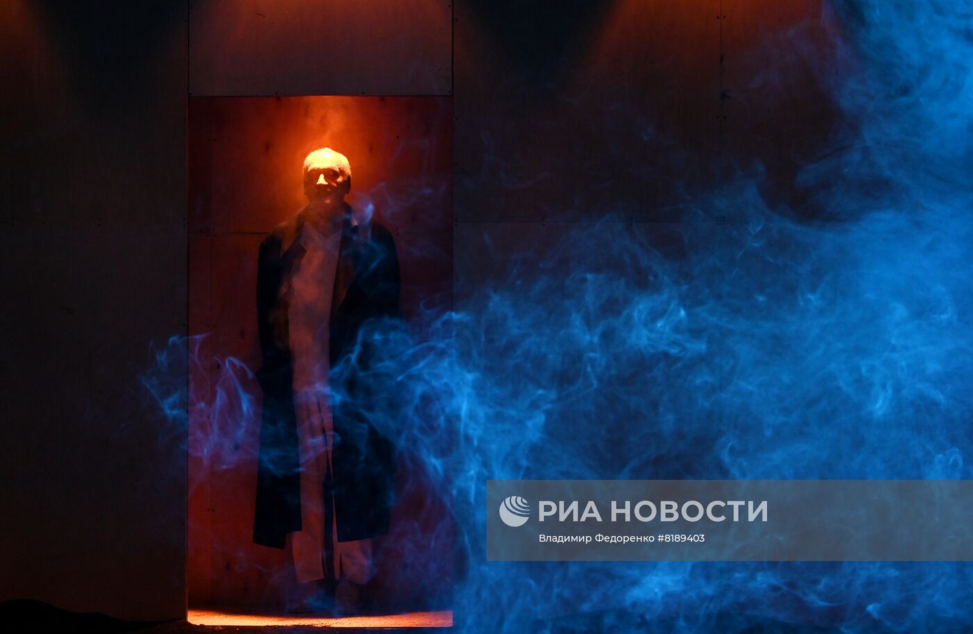 Спектакль "Человек в закрытой комнате" в театре имени Моссовета 