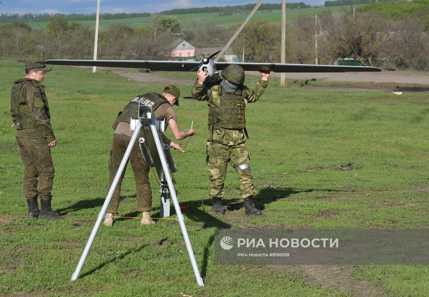 Подготовка к запуску ударного БПЛА "Орлан-10У"
