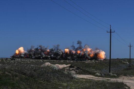 Российские саперы ведут работы по разминированию Арабатской стрелки
