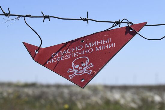 Российские саперы ведут работы по разминированию Арабатской стрелки