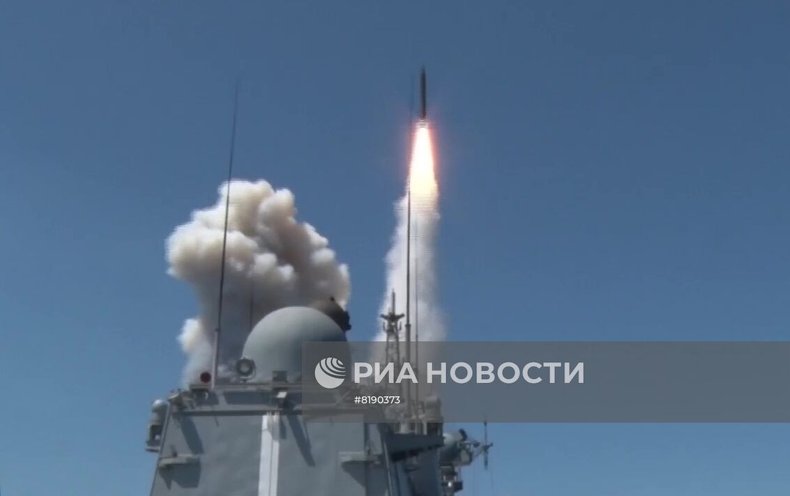 Ракетный удар по НПЗ и топливным складам в Кременчуге