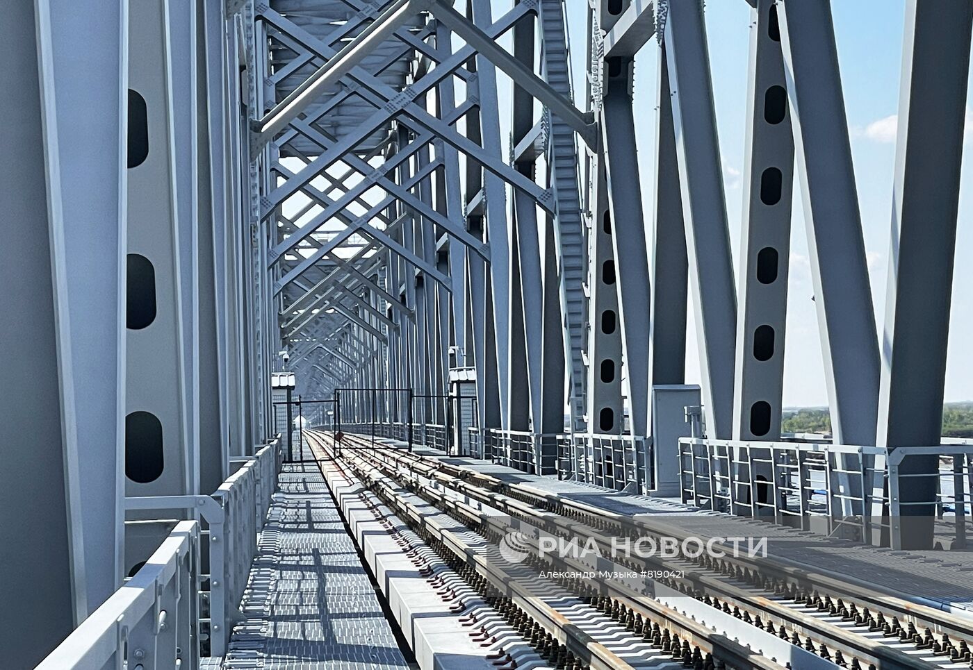 Трансграничный мост через реку Амур в Китай