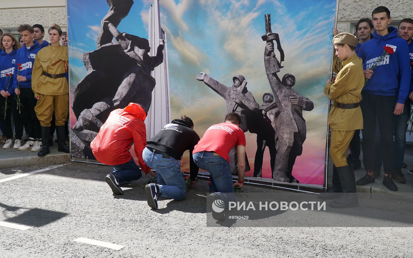 Акция в защиту памятника Освободителям Риги у посольства Латвии в Москве