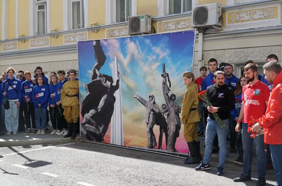 Акция в защиту памятника Освободителям Риги у посольства Латвии в Москве