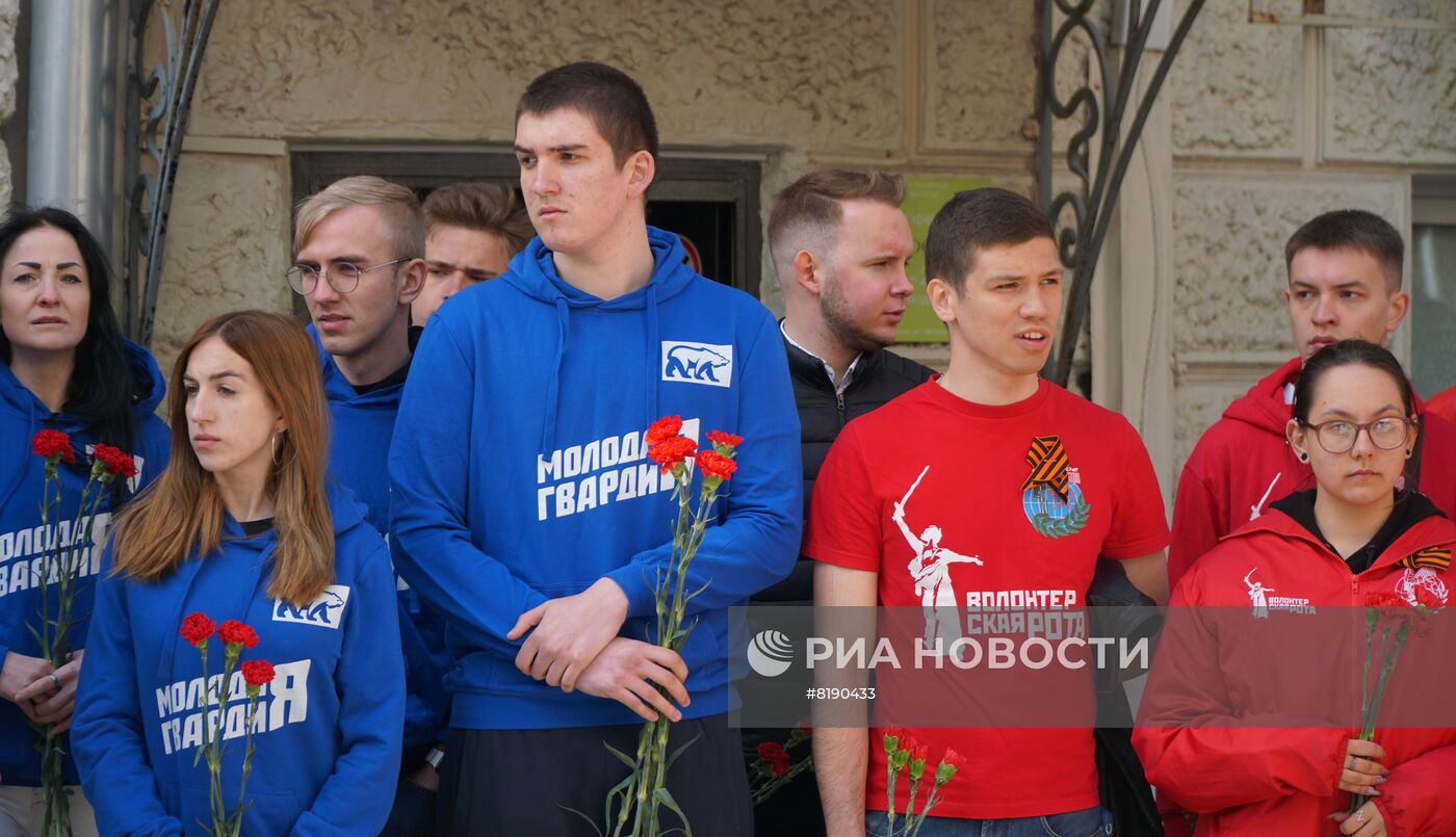 Акция в защиту памятника Освободителям Риги у посольства Латвии в Москве