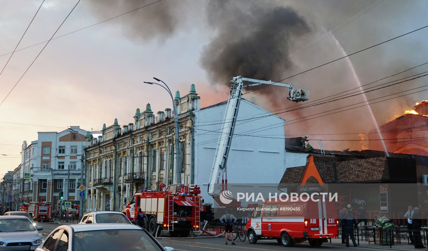 Пожар у здания бывшего ТЮЗа в Иркутске