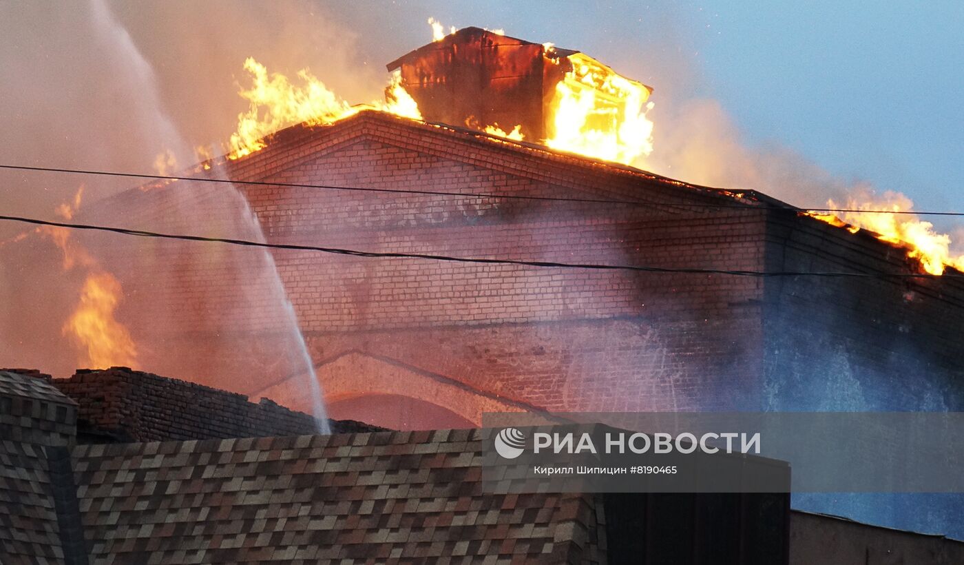 Пожар у здания бывшего ТЮЗа в Иркутске
