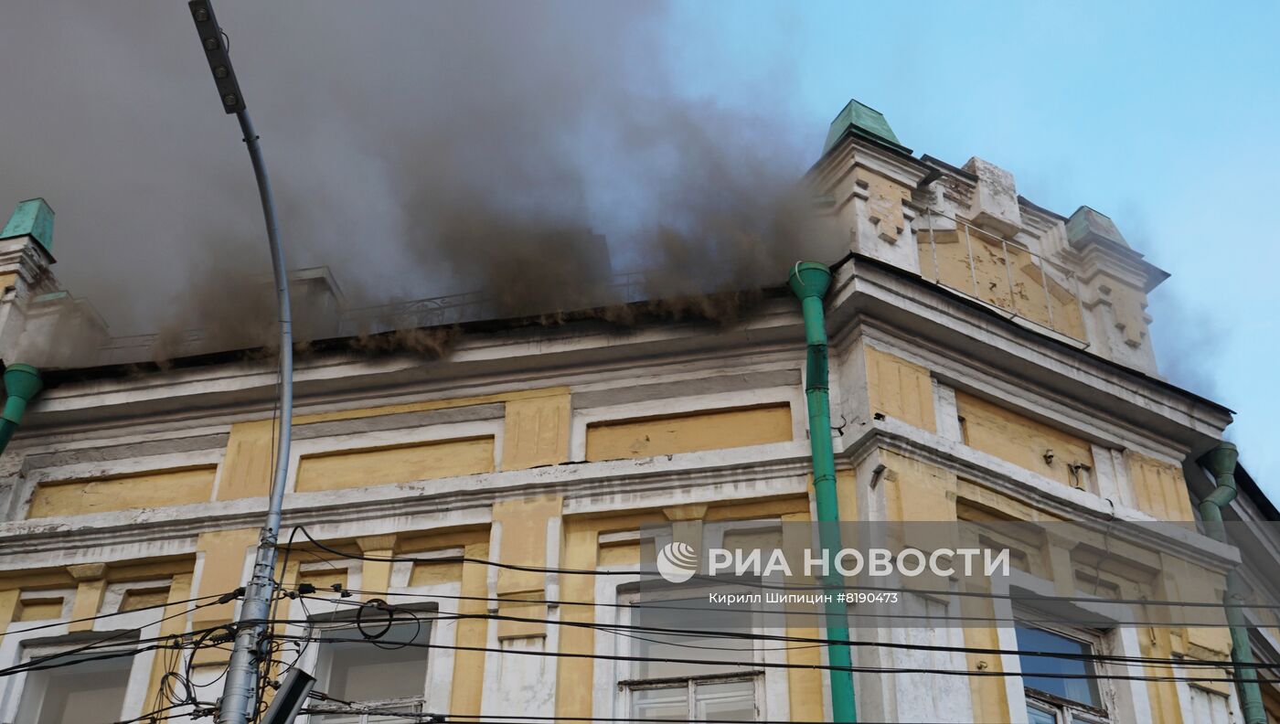 Пожар у здания бывшего ТЮЗа в Иркутске