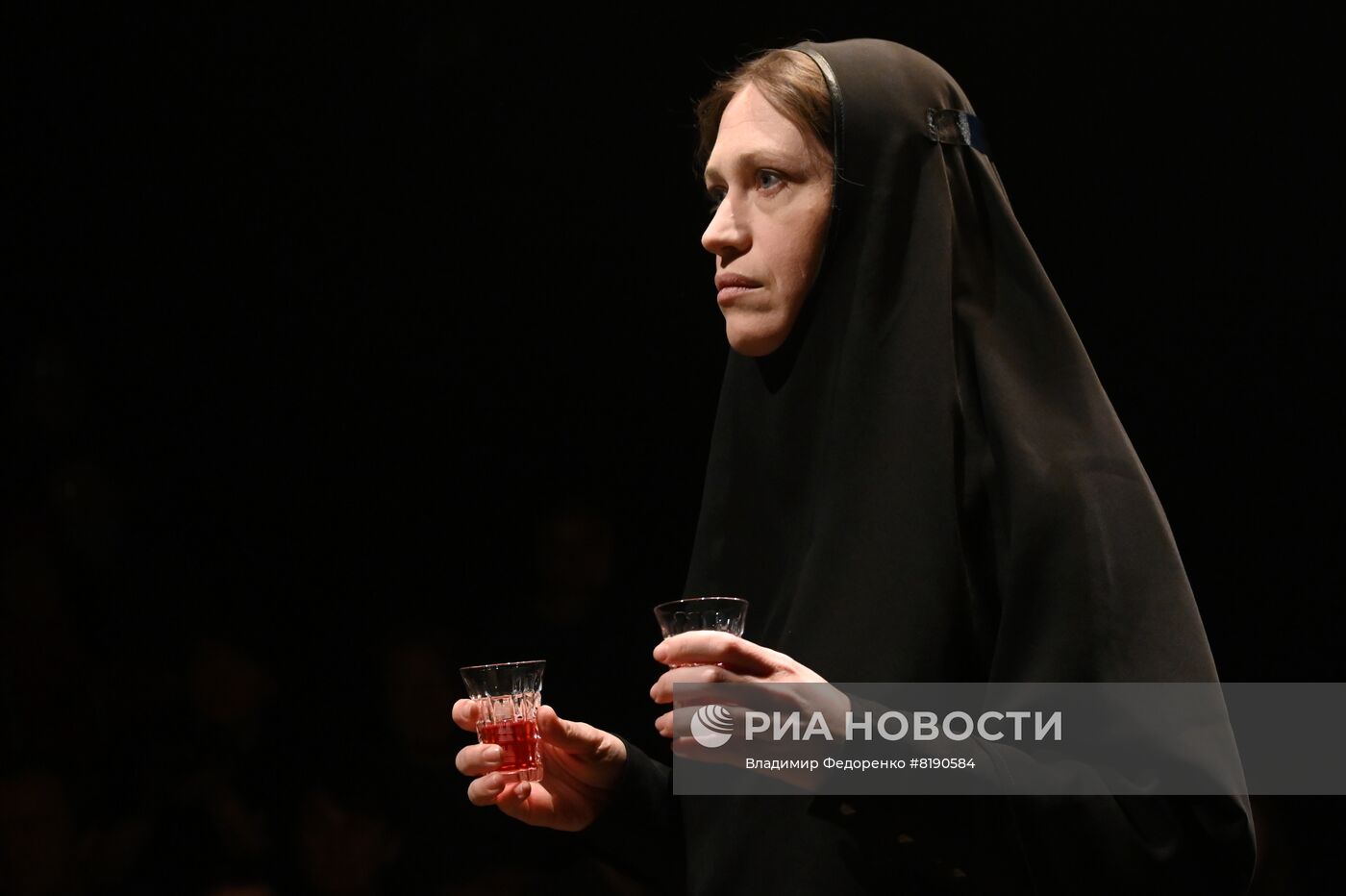 Спектакль "Ангелы вышли покурить" в Московском театре "Школа современной пьесы"