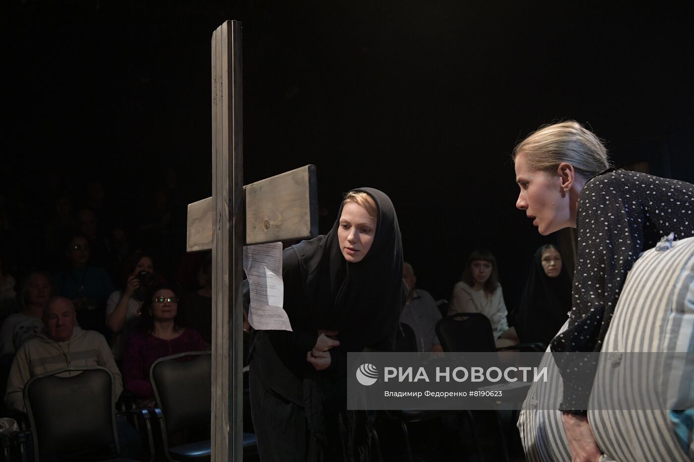 Спектакль "Ангелы вышли покурить" в Московском театре "Школа современной пьесы"