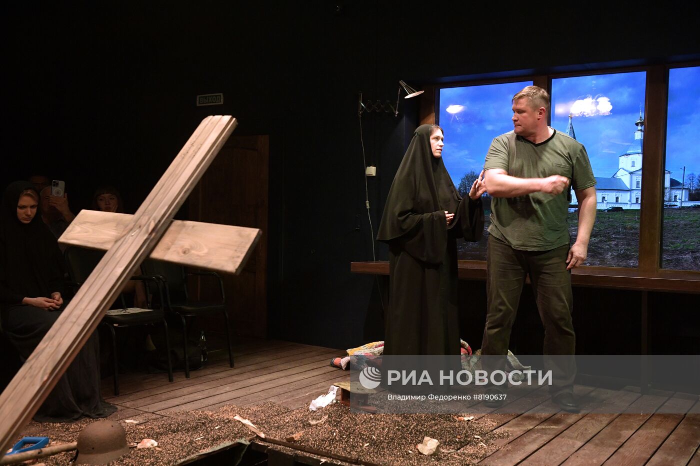 Спектакль "Ангелы вышли покурить" в Московском театре "Школа современной пьесы"