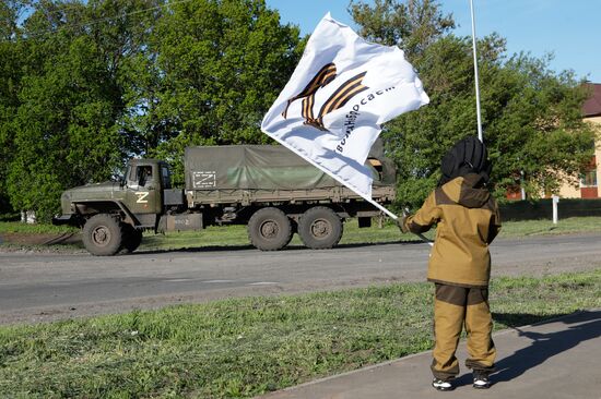 Мальчик Алеша два месяца встречает российских военных в Белгородской области