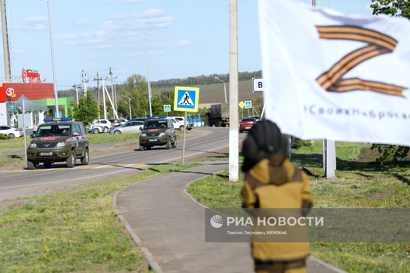 Мальчик Алеша два месяца встречает российских военных в Белгородской области