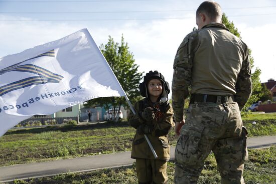 Мальчик Алеша два месяца встречает российских военных в Белгородской области