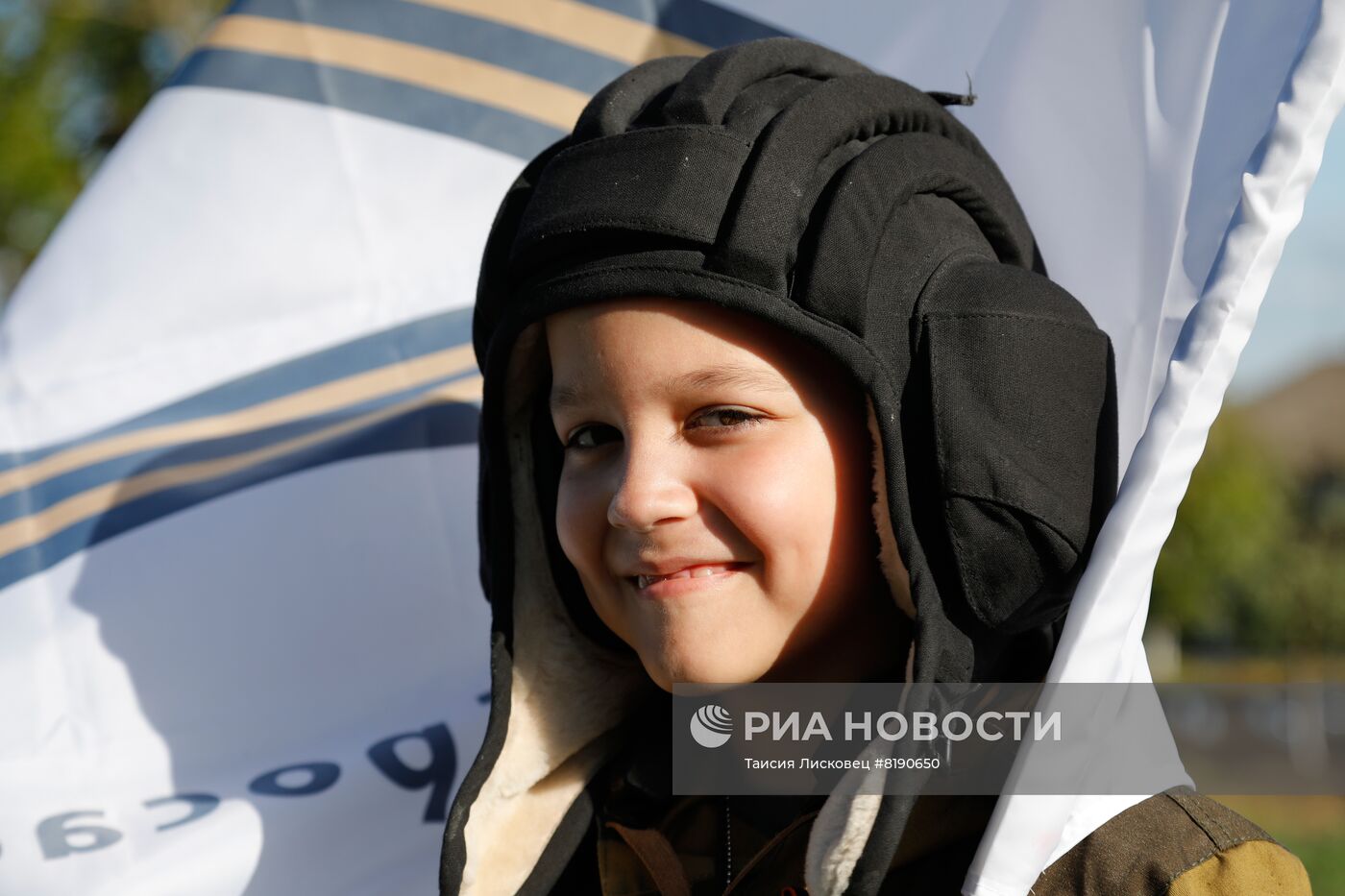 Мальчик Алеша два месяца встречает российских военных в Белгородской области